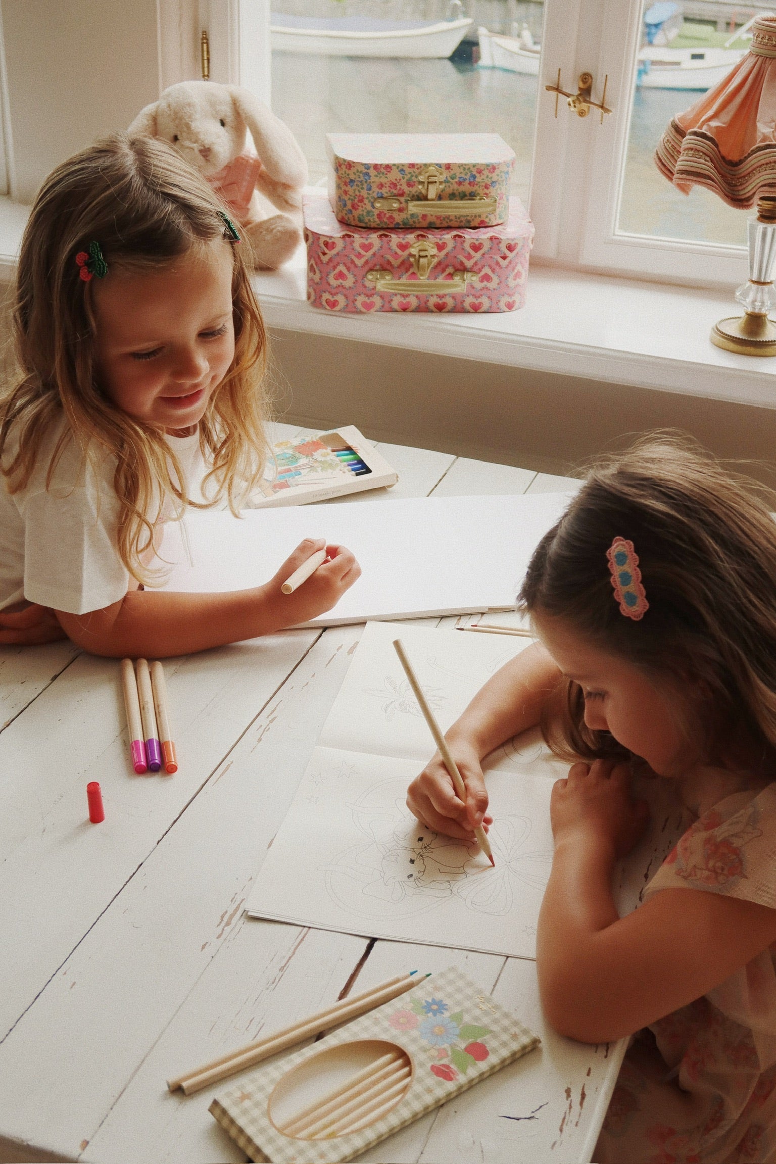 ACTIVITY BOOK WITH COLOR PENCIL - Fra Konges Sløjd